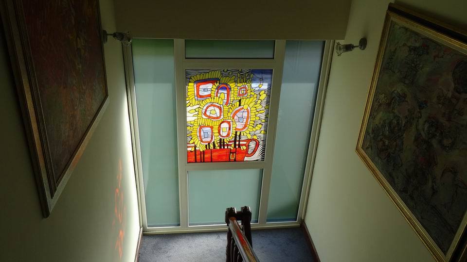 Hundertwasser átdolgozás díszüvegre egy lépcsőházban